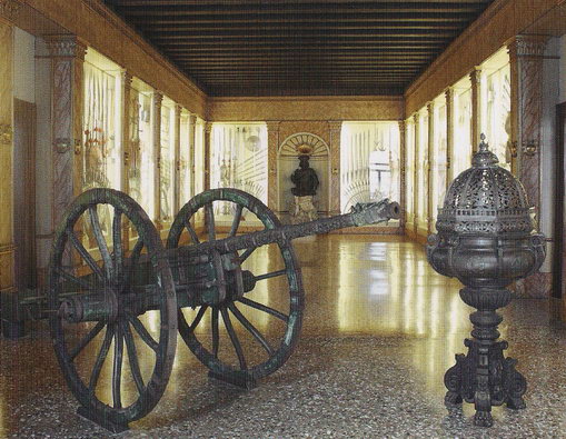 Интерьер и экспонаты Третьего зала Оружия Дворца Дожей в Венеции