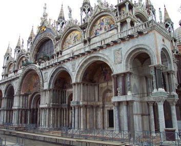 Колонны и капители из драгоценных сортов восточного мрамора на главном фасаде собора Сан-Марко