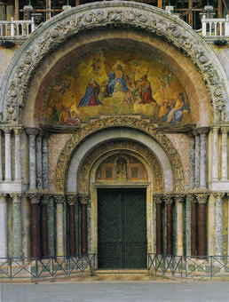 Полукруглые арки центрального портала собора Сан-Марко