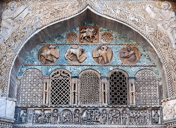 Византийские рельефные плиты на центральном фасаде собора Сан-Марко