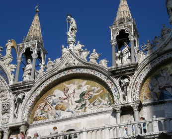 Готический венец со статуями и башенками главного фасада собора Сан-Марко