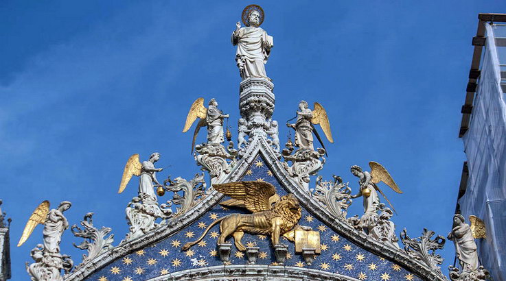 Статуя Святого Марка и барельеф Льва Святого Марка на центральной арке портала собора Сан-Марко
