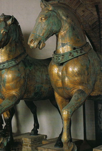 Знаменитые старинные кони Сан-Марко, оригиналы в помещениях музея Сан-Марко