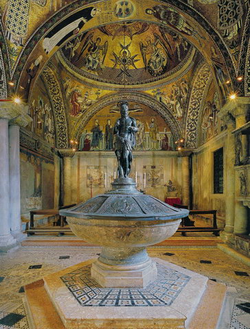 Интерьер баптистерия с крестильной купелью собора Святого Марка в Венеции