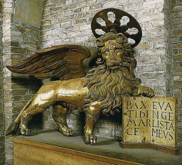 Лев Святого Марка, бронзовая статуя XV века на террасе собора Сан-Марко