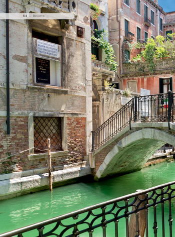 Типичный канал-рио и пешеходный мостик в Венеции