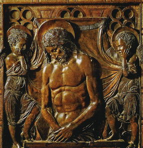 Барельеф «Мёртвый Христос и плачущие ангелы» работы Донателло на главном алтаре собора