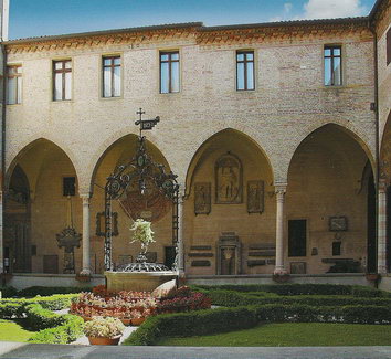 Внутренний дворик Антониева Музея в соборе Святого Антония в Падуе