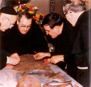 Исследование мощей Святого Антония в 1981 году, настоятели изучают останки Святого