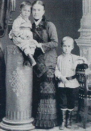 Фото Е.П.Кустодиевой с сыновьями