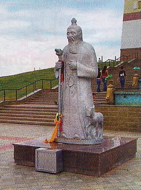 Статуя Белого Старца Цаган Аав