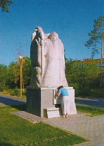Скульптура Белого Старца Цаган Аав