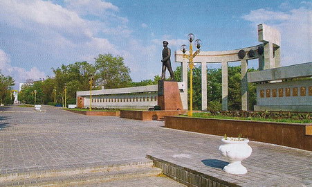 Аллея Героев и памятник Б.Б.Городовикову