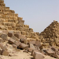 Камни у подножия пирамид - явный новодел