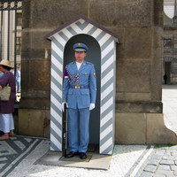 Почётный караул у ворот Пражского Града