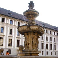 Леопольдов (Львиный) фонтан в центре Второго двора Пражского Града