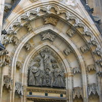 Барельеф над западными воротами собора св.Вита на тему Воскрешения