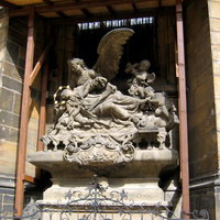 Статуя Яна Непомуцкого в компании ангелов-младенцев и ангела-уже-взрослого