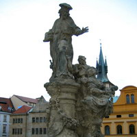 Та же статуя с другого ракурса (св.Иво и Фемида)