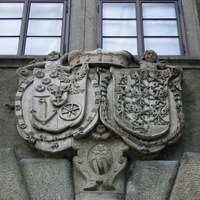 Совместный герб Эггенбергов-Шварценбергов над воротами