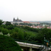 Вид на Пражский Град и Малу Страну по пути на верх