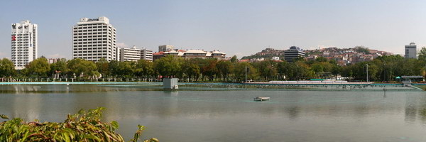 Озеро в парке Генчлик в Анкаре