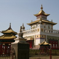 Ограда буддийского храма-хурул Золотая обитель Будды Шакьямуни в Элисте