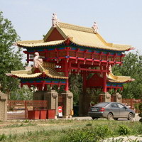 Северные ворота буддийского храма-хурул Золотая обитель Будды Шакьямуни в Элисте