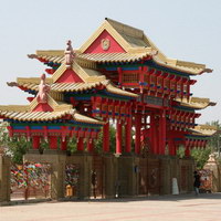 Южные ворота буддийского храма-хурул Золотая обитель Будды Шакьямуни
