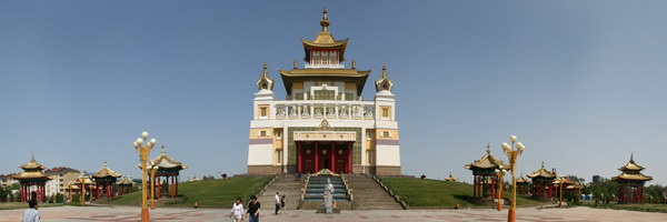 Здание буддийского храма-хурул Золотая обитель Будды Шакьямуни