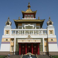 Главный вход в буддийский храм-хурул Золотая обитель Будды Шакьямуни
