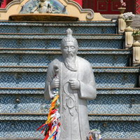 Статуя Белого Старца у буддийского храма-хурул Золотая обитель Будды Шакьямуни