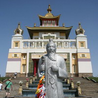 Статуя Белого Старца у буддийского храма-хурул Золотая обитель Будды Шакьямуни