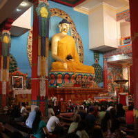 Молельный зал буддийского храма-хурул Золотая обитель Будды Шакьямуни