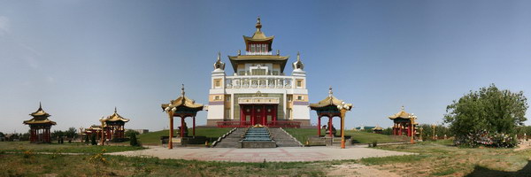 Панорама буддийского храма-хурул Золотая обитель Будды Шакьямуни
