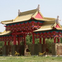 Восточные ворота буддийского храма-хурул Золотая обитель Будды Шакьямуни