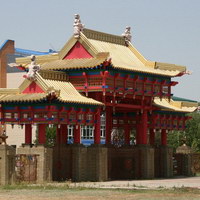 Западные ворота буддийского храма-хурул Золотая обитель Будды Шакьямуни