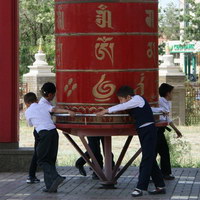Буддийские барабаны-кюрде в храме Золотая обитель Будды Шакьямуни