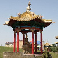 Пагоды со статуями буддийских святых в храме Золотая обитель Будды Шакьямуни