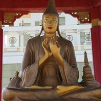 Статуя Дипанкара Шри Джняна-Атиша в храме Золотая обитель Будды Шакьямуни