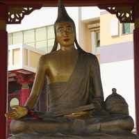 Статуя Арья Вимуктисена в храме Золотая обитель Будды Шакьямуни
