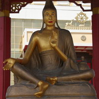 Статуя Ачарья Дхармакитри в храме Золотая обитель Будды Шакьямуни