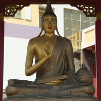 Статуя Ачарья Шакьяпрабха в храме Золотая обитель Будды Шакьямуни