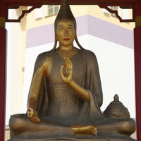 Статуя Ачарья Васубандху в храме Золотая обитель Будды Шакьямуни