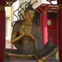 Статуя Нагарджуна в храме Золотая обитель Будды Шакьямуни