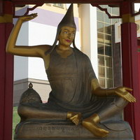 Статуя Ачарья Арьядева в храме Золотая обитель Будды Шакьямуни
