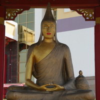Статуя Ачарья Гунапрабха в храме Золотая обитель Будды Шакьямуни
