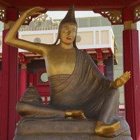 Статуя Дигнага в храме Золотая обитель Будды Шакьямуни