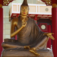 Статуя Ачарья Бхававивека в храме Золотая обитель Будды Шакьямуни