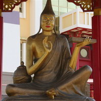 Статуя Ачарья Буддхапалита в храме Золотая обитель Будды Шакьямуни